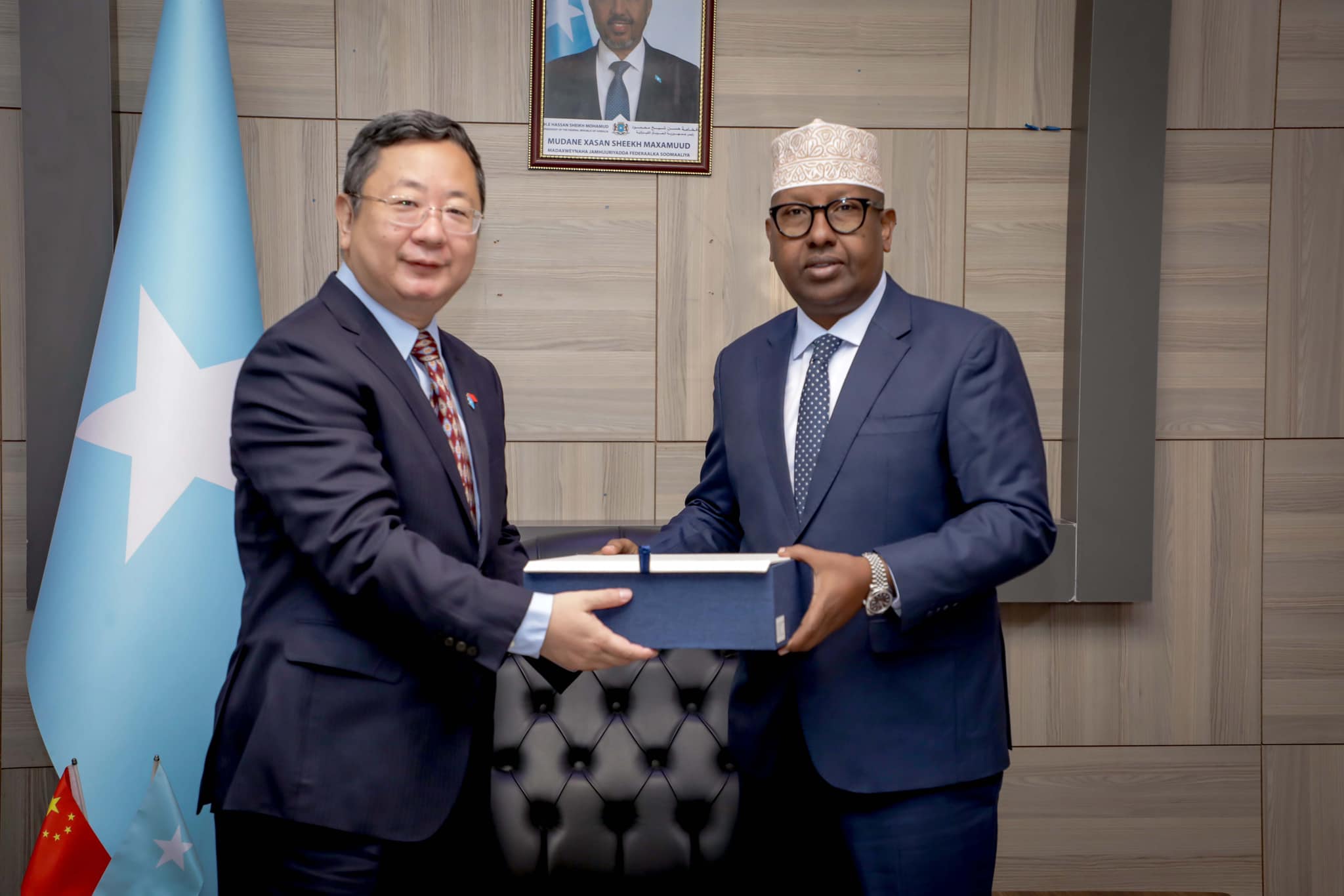 Wasiirka Arrimaha Dibedda iyo Iskaashiga Caalamiga mudane Danjire Axmed Macallin Fiqi ayaa kulan kula yeeshay Danjire Wang Yu, safiirka Shiinaha