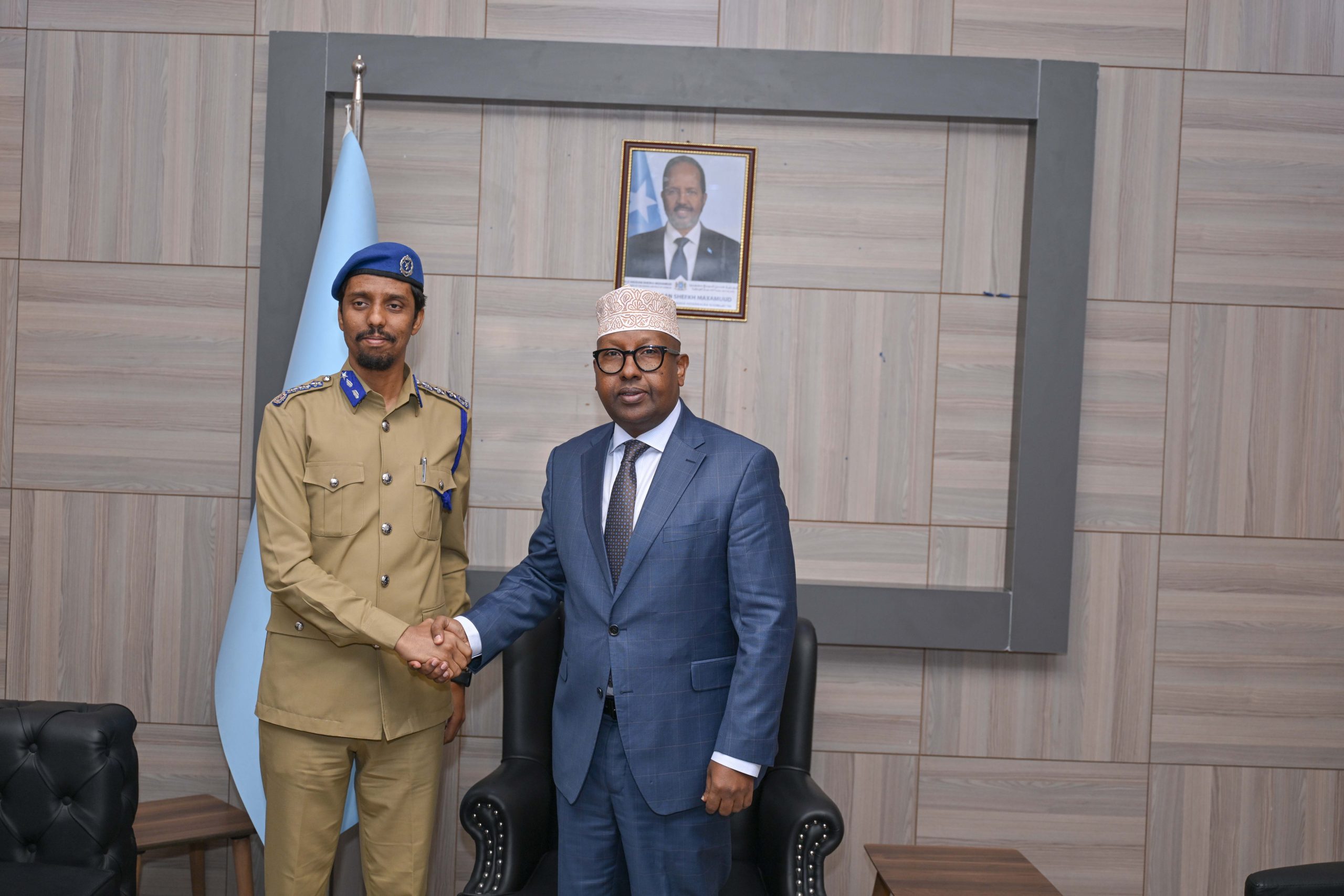 Wasiirka Arrimaha Dibadda Danjire Axmed Moallim Fiqi oo Kulan kula Qaatay Xarunta Wasaaradda Taliyaha Booliska Soomaaliyeed Asad Cismaan Cabdullaahi (Diano).