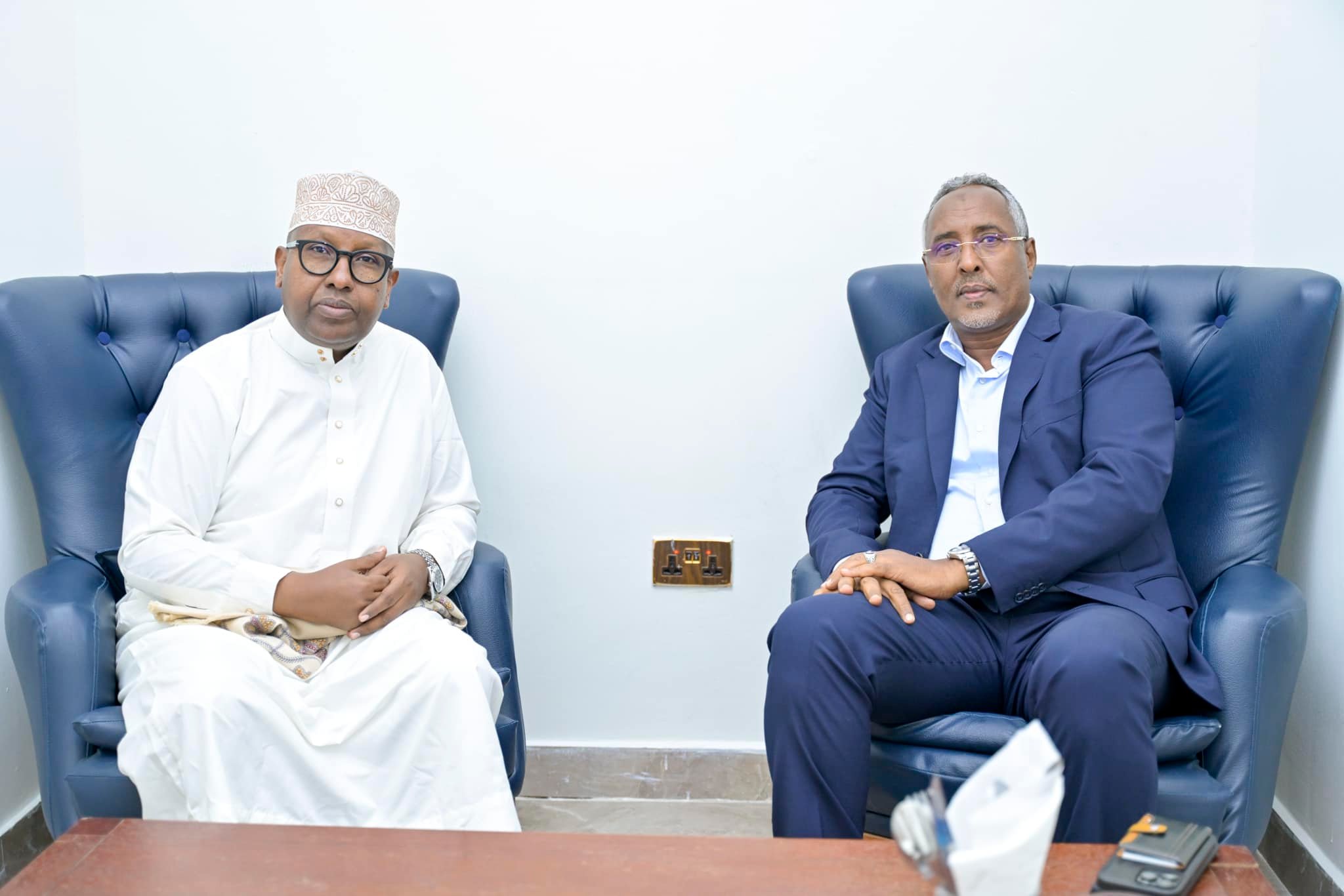 Danjire Axmed Macallin Fiqi oo la kulmay Wasiirkii hore ee Arrimaha Dibadda Abshir Cumar Huruuse