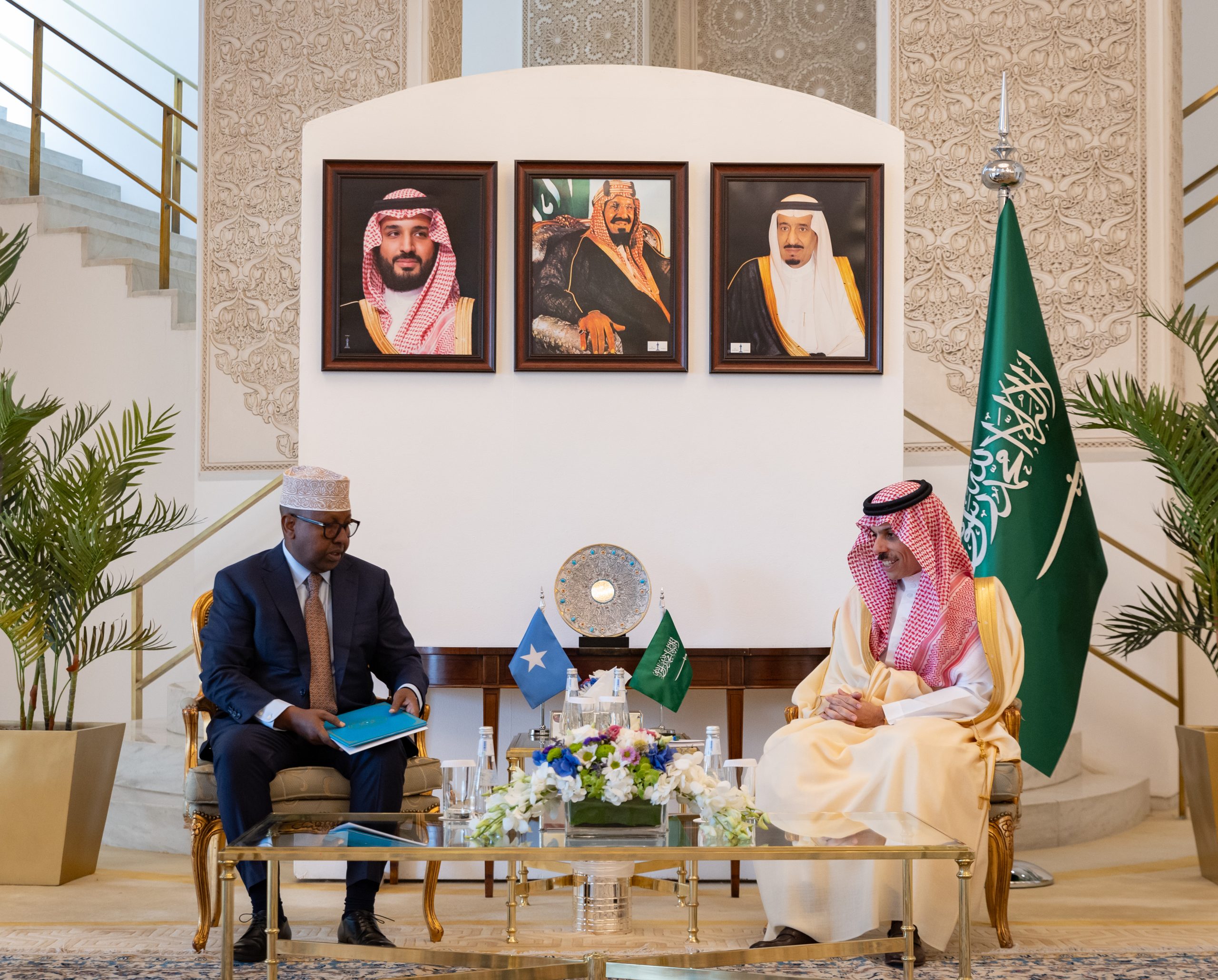 Wasiirka Arrimaha Dibadda, Danjire Axmed Macallin Fiqi, ayaa kulan ku yeeshay magaalada Riyaadh isaga oo la kulmay Amiir Faysal bin Farxaan, Wasiirka Arrimaha Dibadda ee Boqortooyada Sacuudi Carabiya.