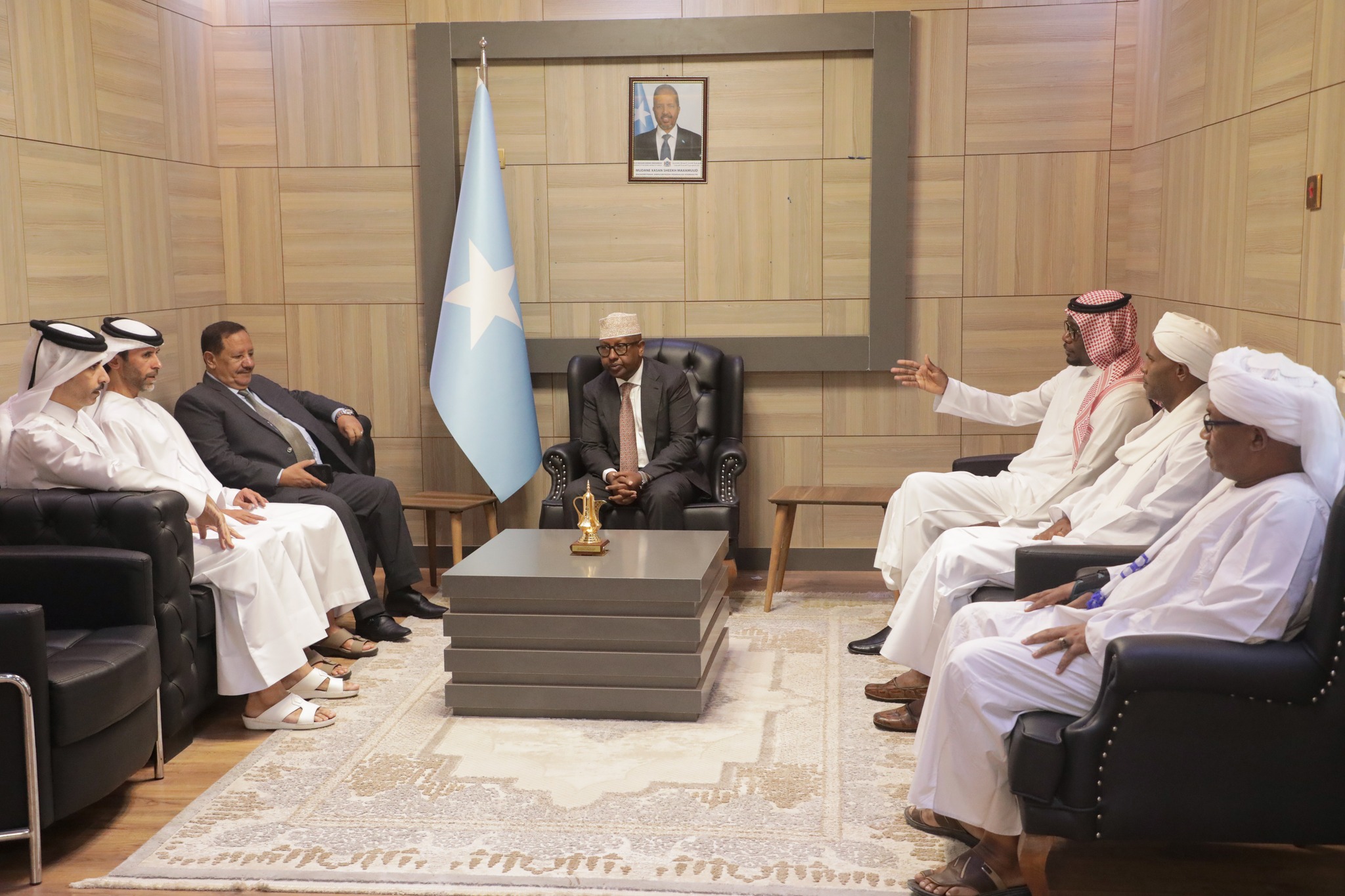 Wasiirka Arrimaha Dibadda iyo Iskaashiga Caalamiga ah, Danjire Axmed Macallin Fiqi, ayaa maanta xafiiskiisa ku qaabilay wafdi ka kooban safiirro matalaya dalal dhowr ah oo walaalo nahay