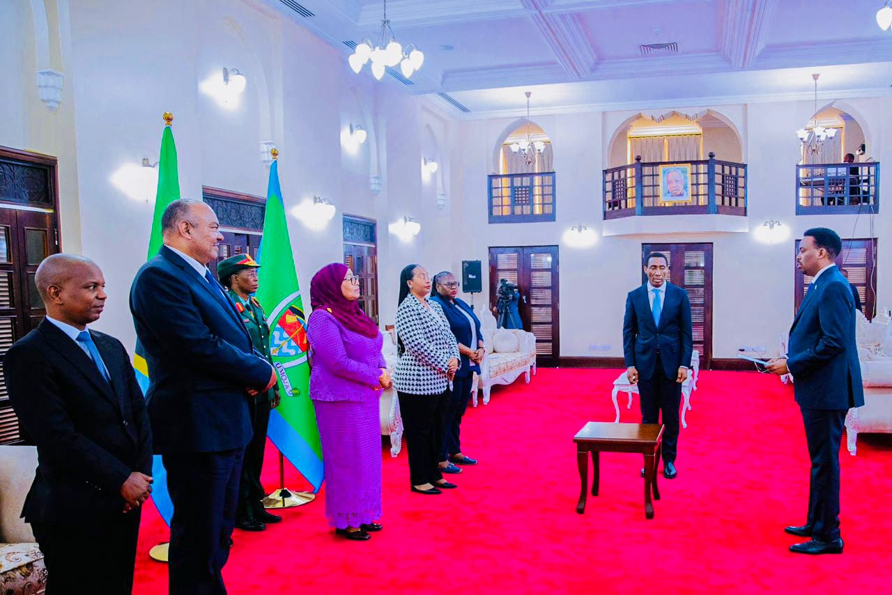 Danjire Ilyas Ali Hasan oo waraaqadihiisa aqoonsiga u gudbiyay Madaxweynaha Tanzaniya.