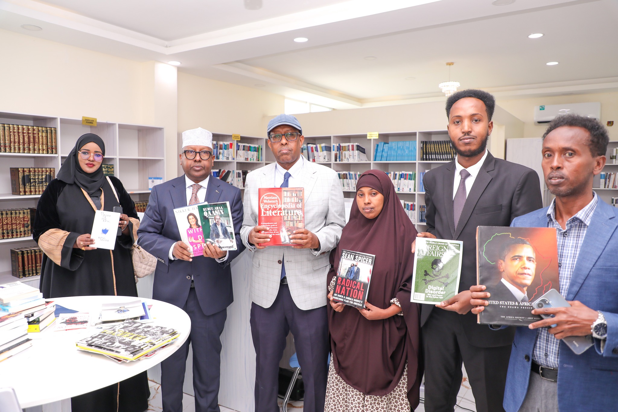 Wasiirka Arrimaha Dibedda oo Xirmo Buugaag ah Ku Wareejiyey Maktabadda Machadka Diblomaasiyadda