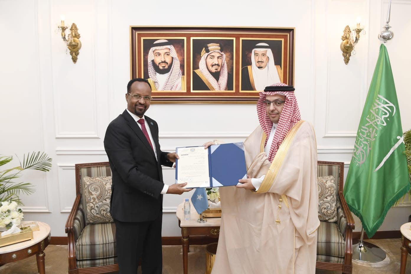 Qunsulka Guud ee J.F.S ee Jeddah oo Nuqul kamid ah aqoosigiisa U gudbiyay Wakiilka Wasaaradda Arrimaha Dibadda Boqortooyada Sacuudi Carabiya ee Gobolka Makka Al-Mukarrama