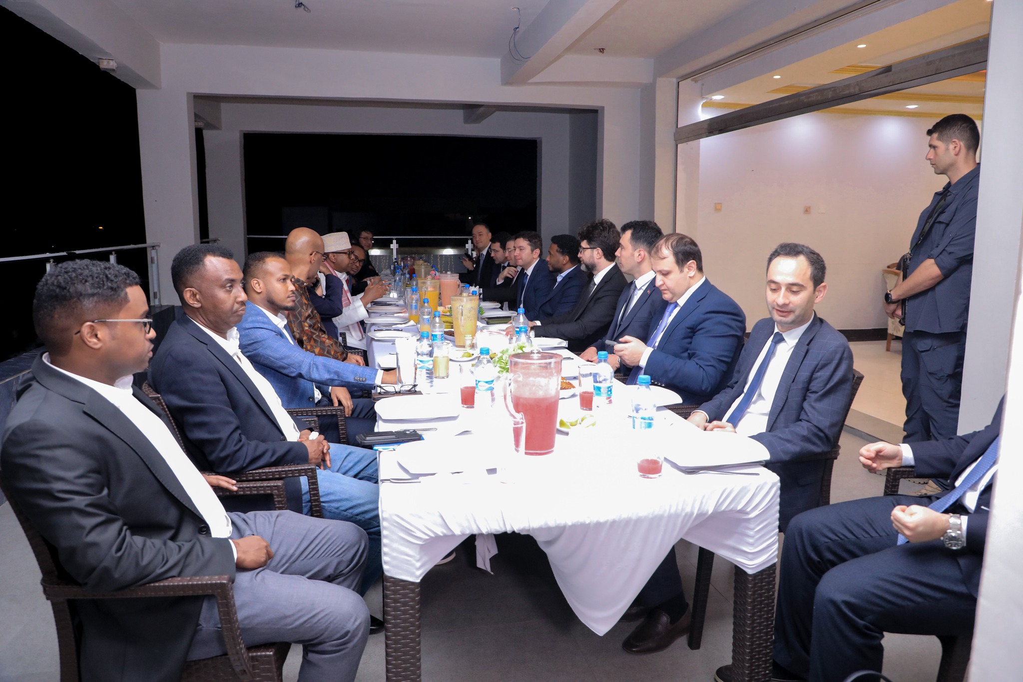 Wasiirka Arrimaha Dibadda Soomaaliya oo casho sharafeed ku maamuusay wafdiga Azerbaijan