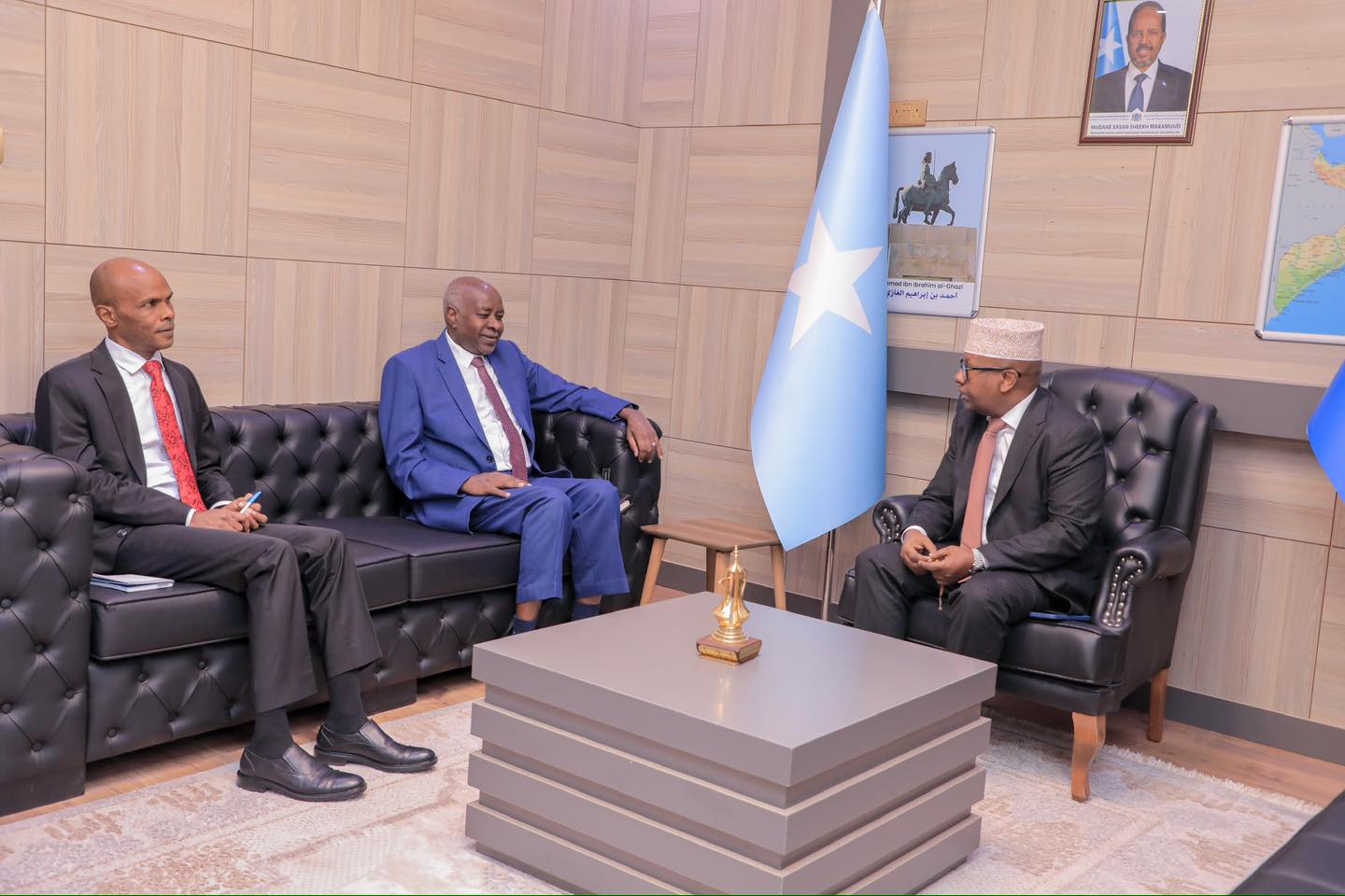 Wasiirka Arrimaha Dibadda oo kala hadlay Safiirka Suudaan xoojinta xiriirka labo geesoodka