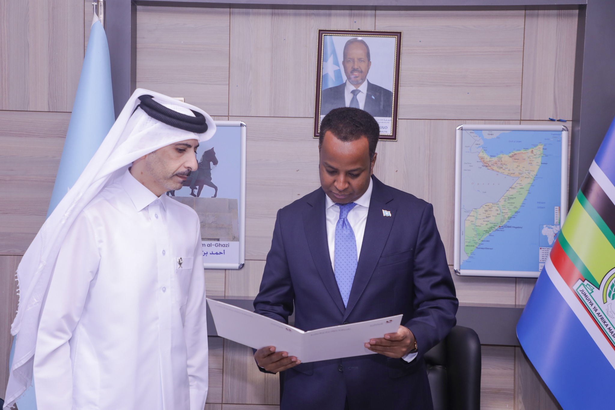 Wasiirka Arrimaha Dibadda Soomaaliya oo qaabilay Safiirka Qatar oo booqasho sharafeed ugu yimid