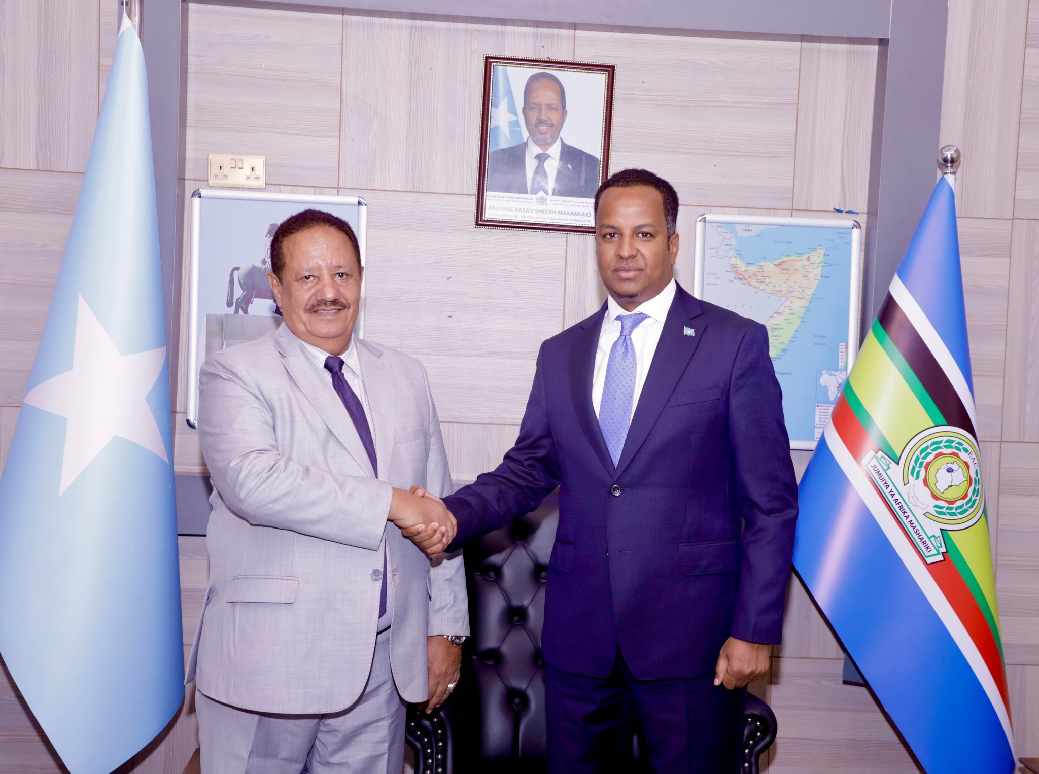 Wasiirka Arrimaha Dibadda Soomaaliya oo qaabilay Safiirka Yemen oo booqasho sharafeed ugu yimid