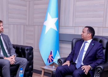 Wasiirka Arrimaha Dibadda oo Kulan La Yeeshay  Safiirka Dowladda Ingiriiska ee Soomaaliya