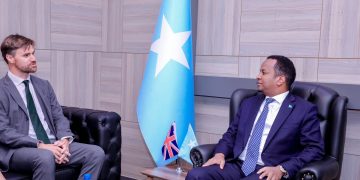 Wasiirka Arrimaha Dibadda oo Kulan La Yeeshay  Safiirka Dowladda Ingiriiska ee Soomaaliya