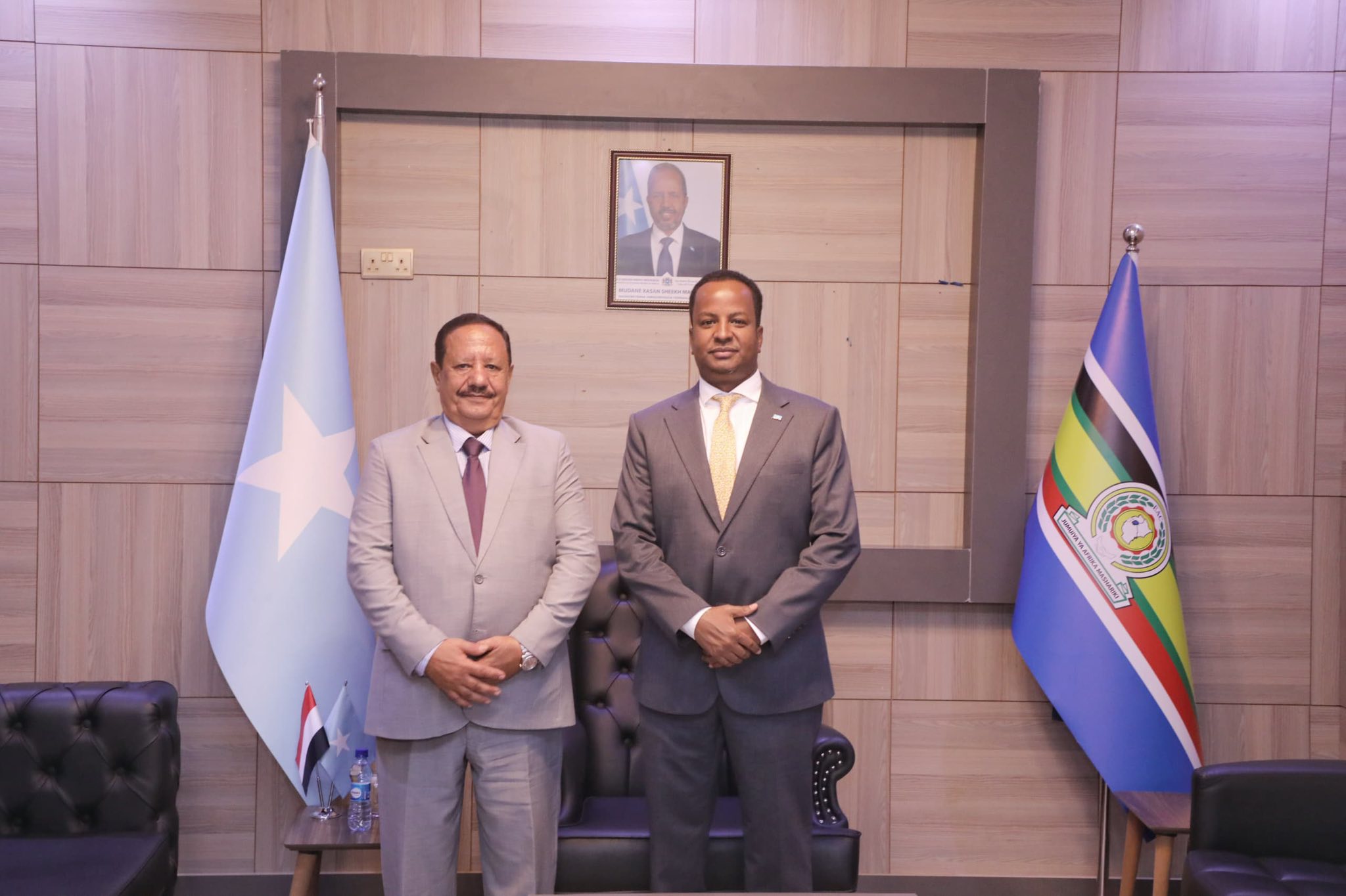 Somali FM Discusses Ways to Deepen Ties with Yemeni Ambassador
