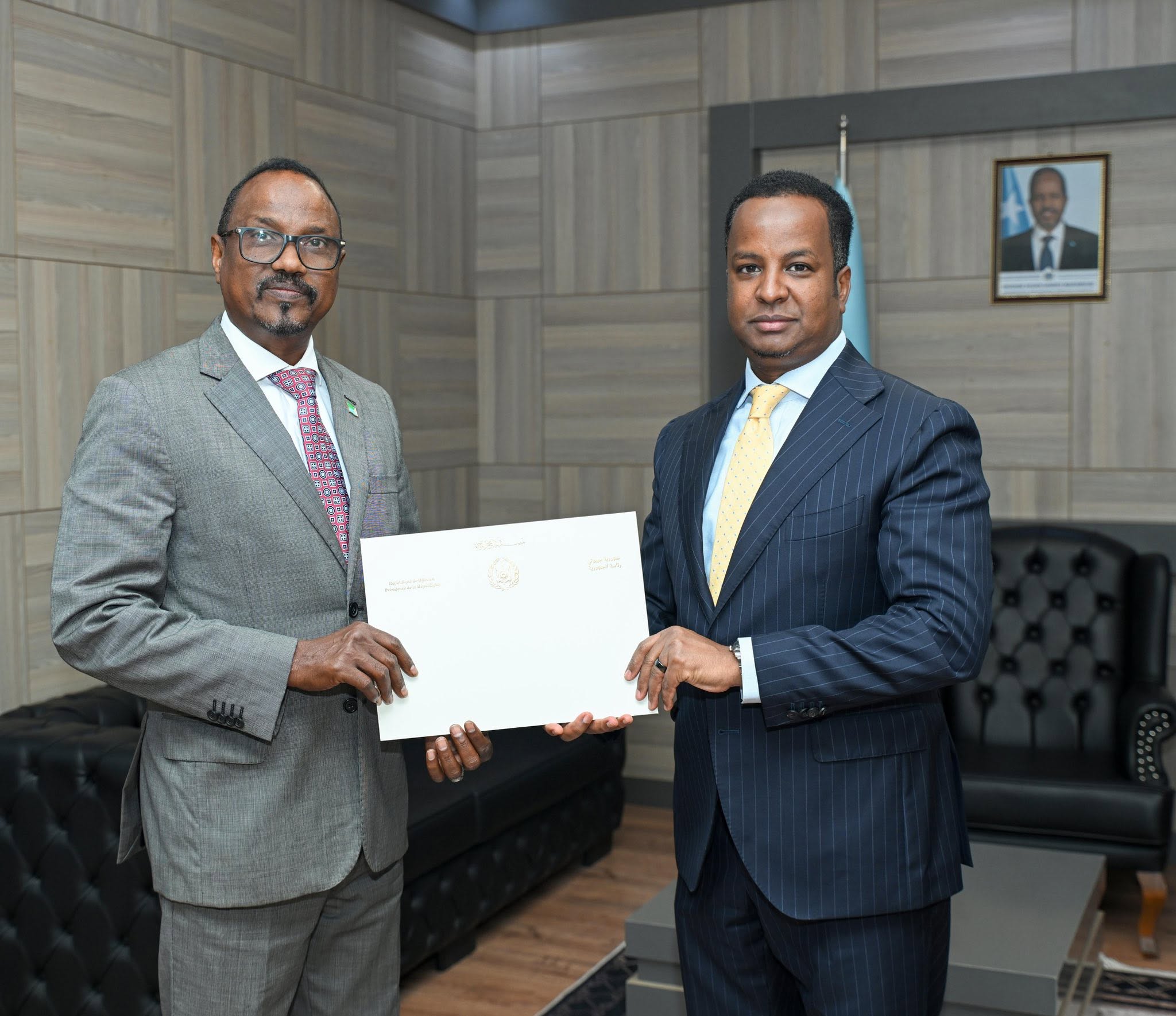 Minister of Foreign Affairs Receives New Ambassador of Djibouti to Somalia