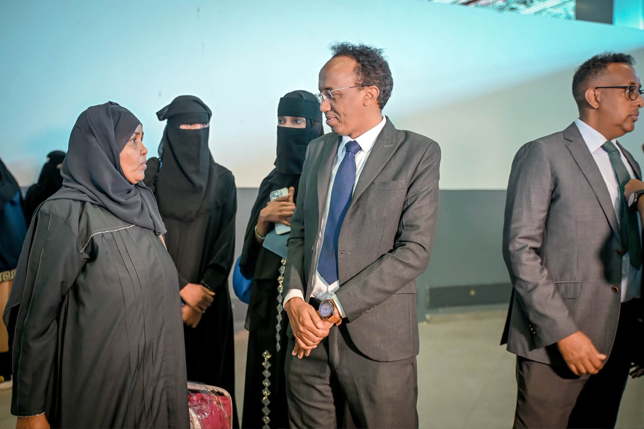 Deputy Minister Welcomes 129 Somali Returnees from Libya